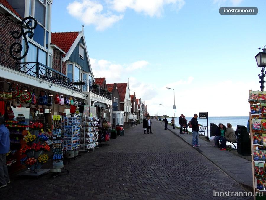 улица с сувенирами в Голландии