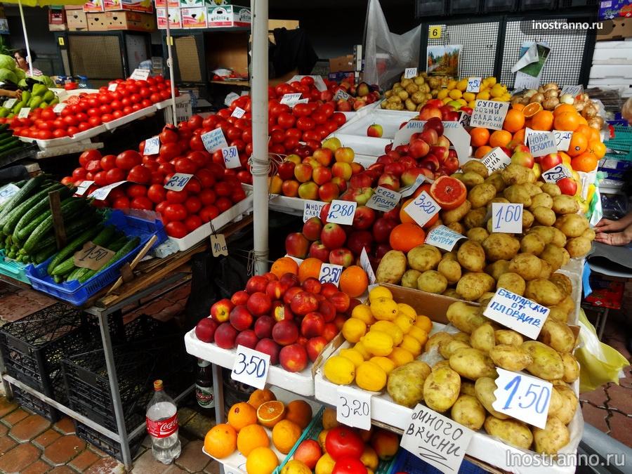 фрукты и овощи на рынке Болгарии