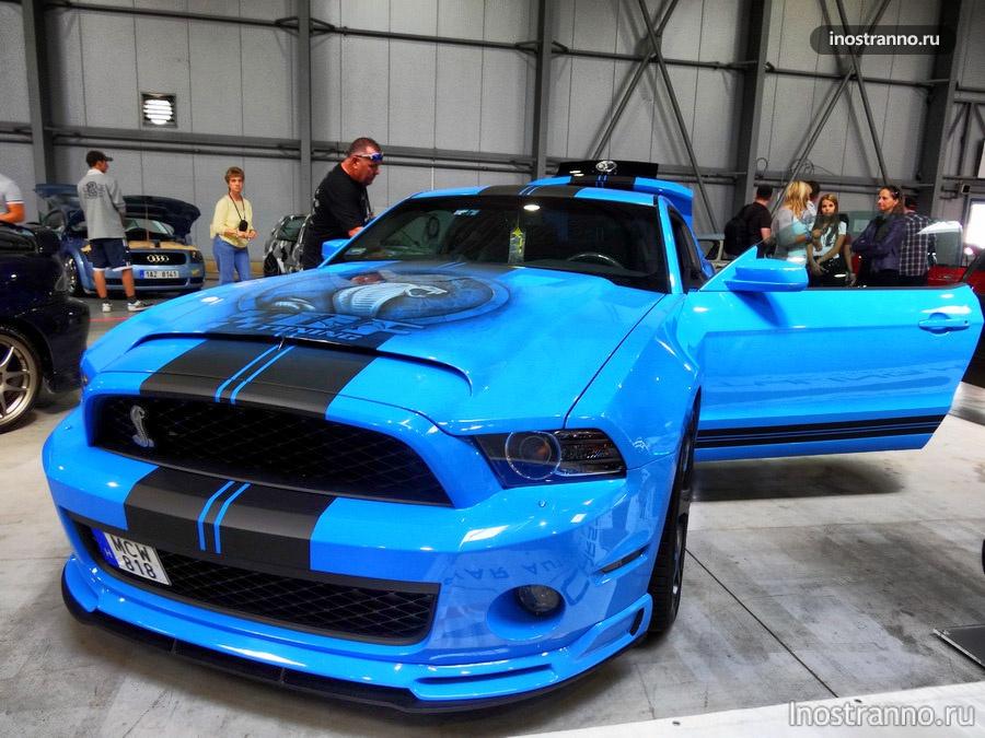 синий Ford Mustang