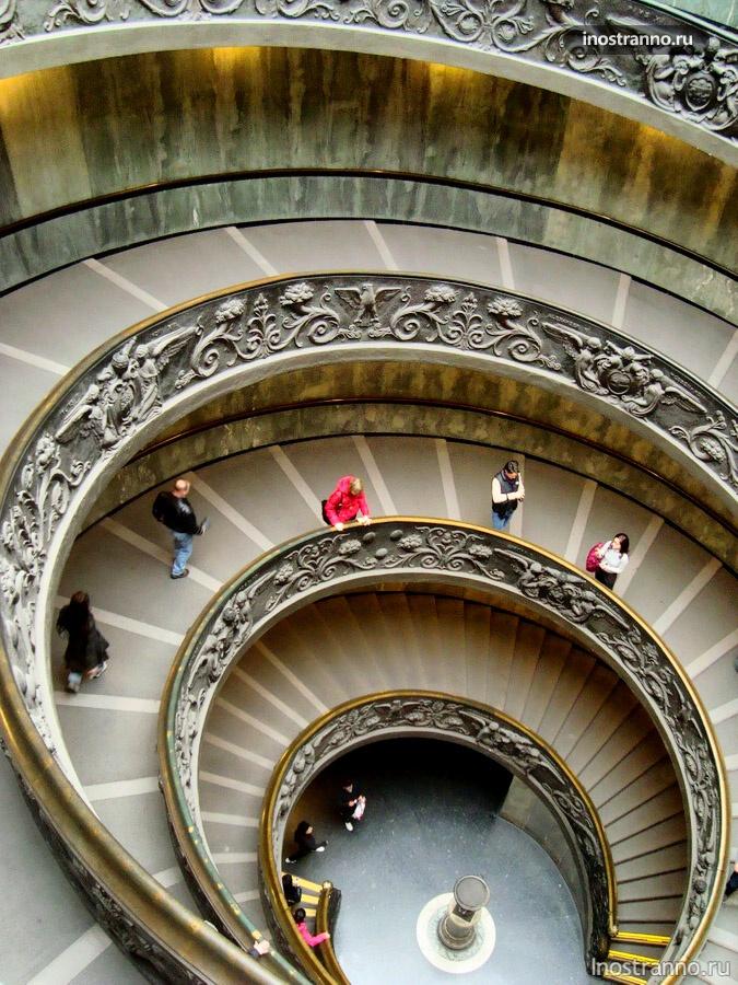 лестница в музее ватикана