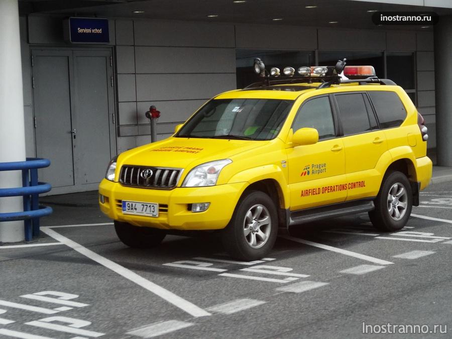 желтый Toyota Land Cruiser Prado