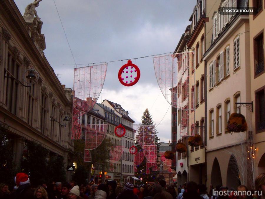 подсветка на рождественском рынке франция