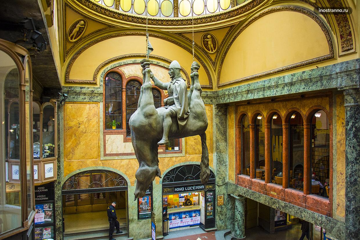 Скульптура Конь в Праге скульптор Давид Черный