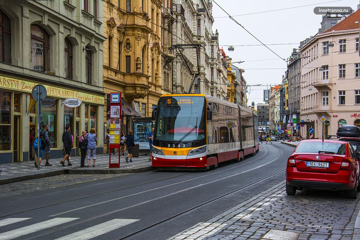 Трамвай в центре Праги