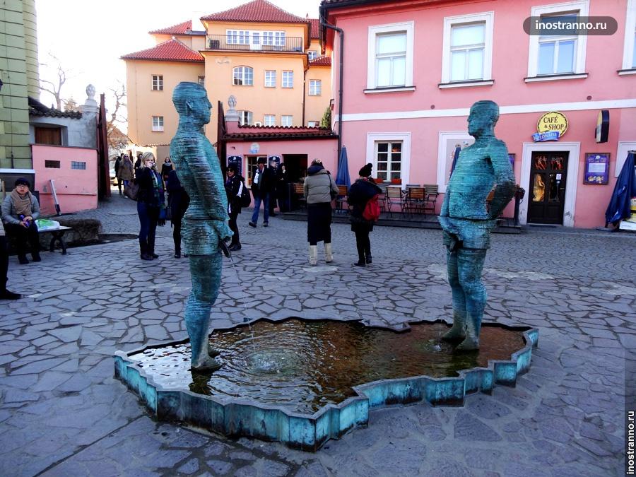 Писающие скульптуры в Праге у музея Кафки