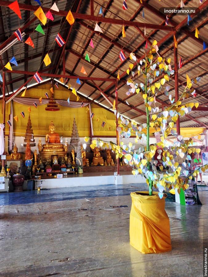 денежное дерево в храме большого будды пхукет