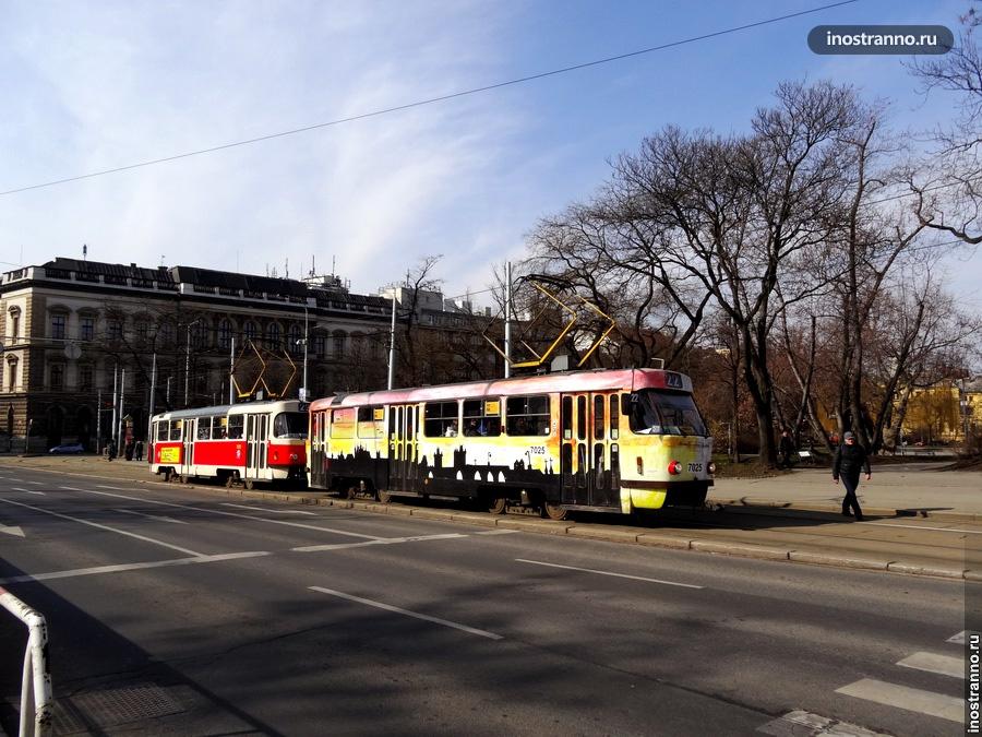 Трамвай в Праге на площади