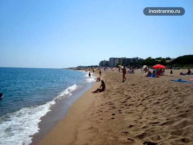 Пляж на курорте Санта-Сусанна в Испании