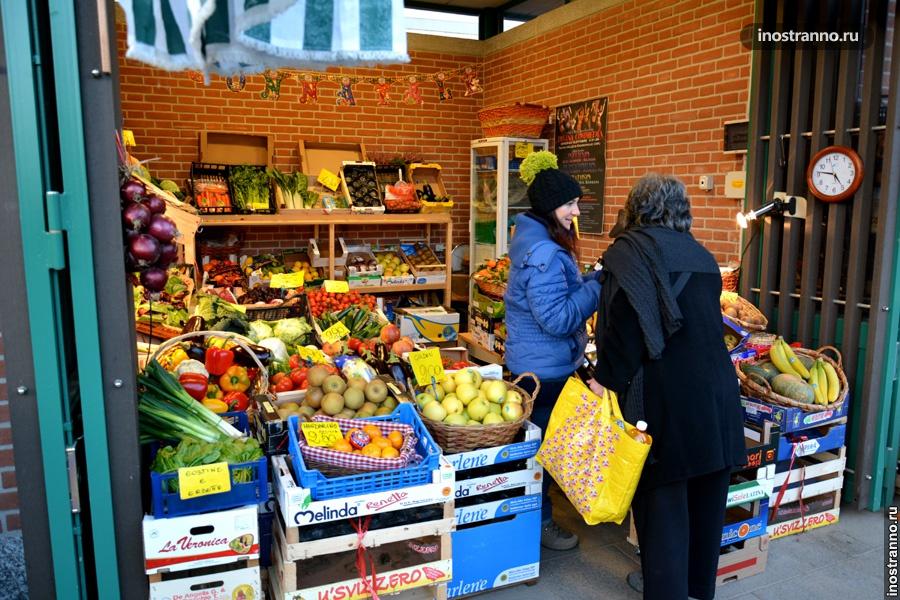 Овощи и фрукты в Италии на рынке
