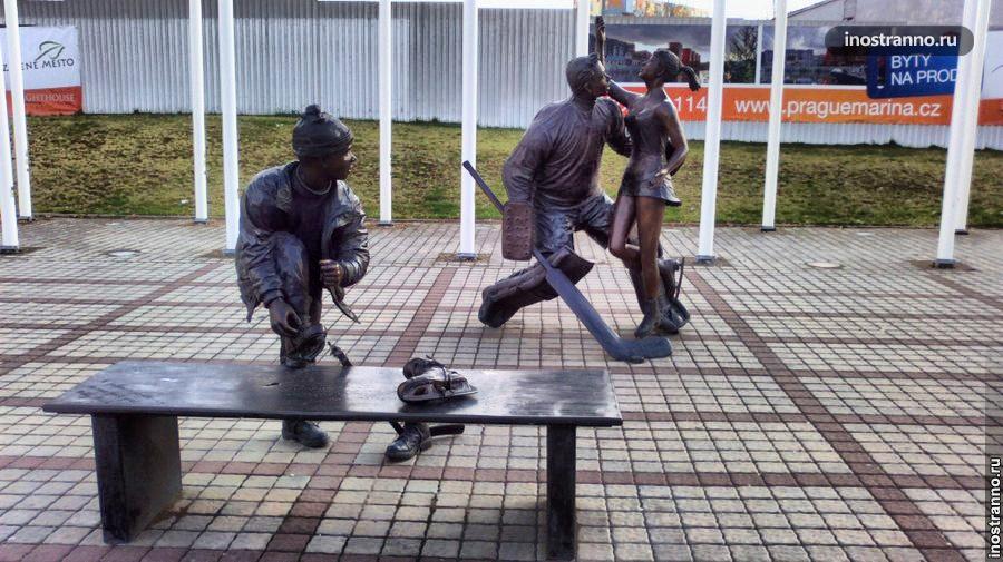 Скульптура хоккеиста в Праге