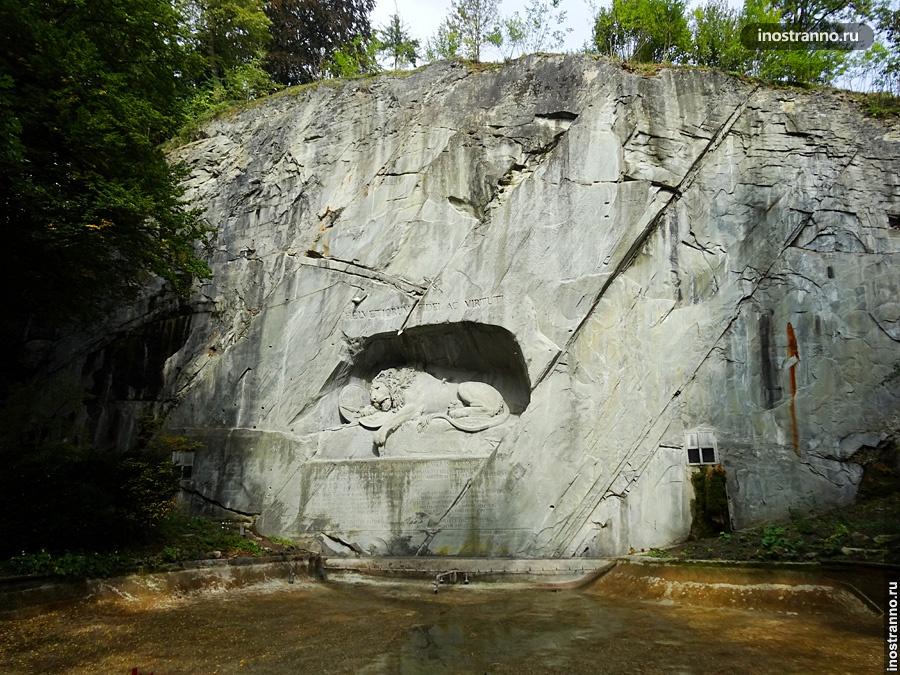 Монумент Умирающий лев