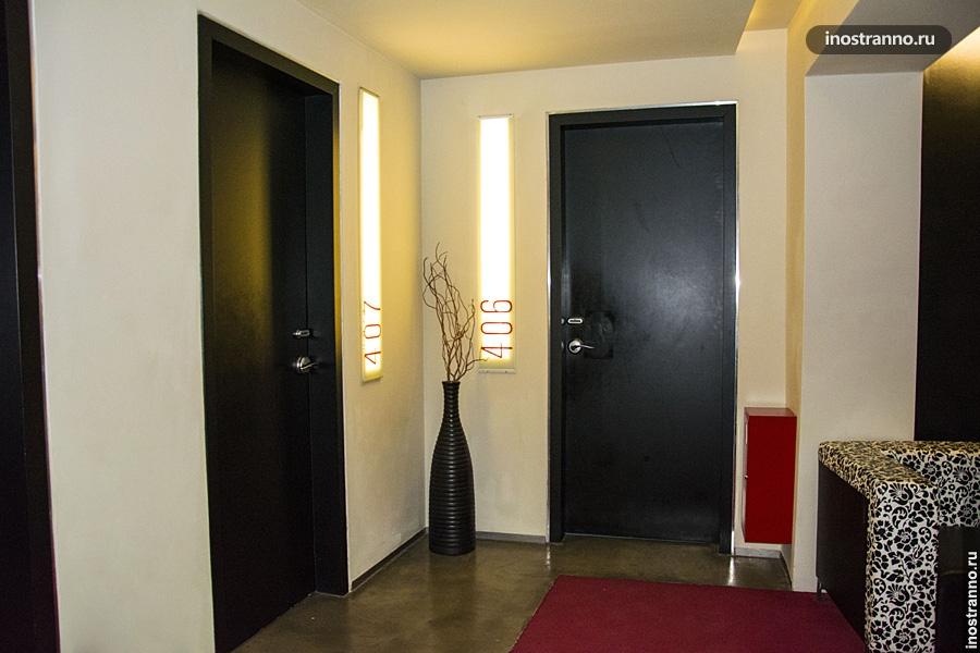 Двери в хостеле Праги