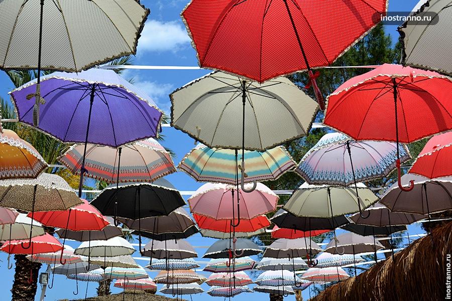 Улица с зонтиками в Кемере