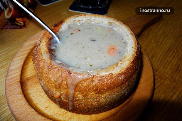 Традиционный чешский суп в хлебе