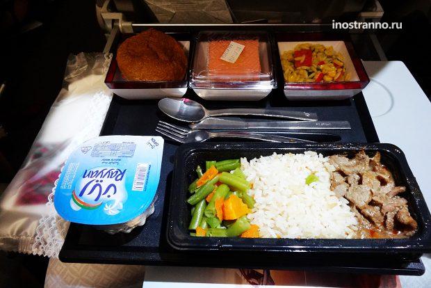 Qatar Airways блюда питания в эконом классе