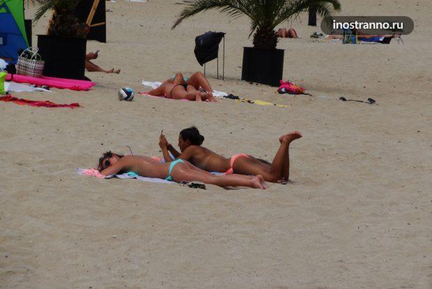 Испанский пляж с голой девушкой