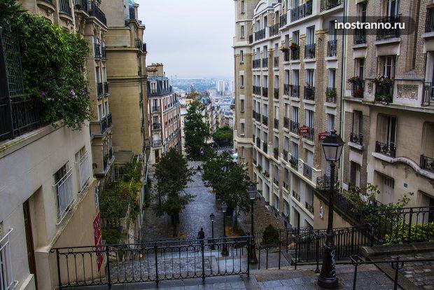 Атмосферная улочка Парижа на Монмартре