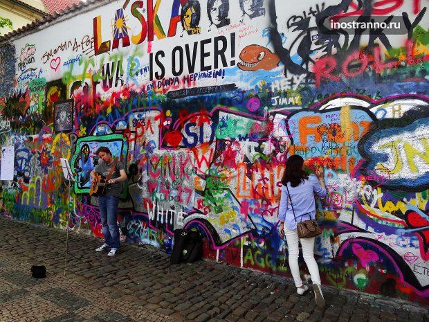 Уличный музыкант в Праге у Стены Джона Леннона