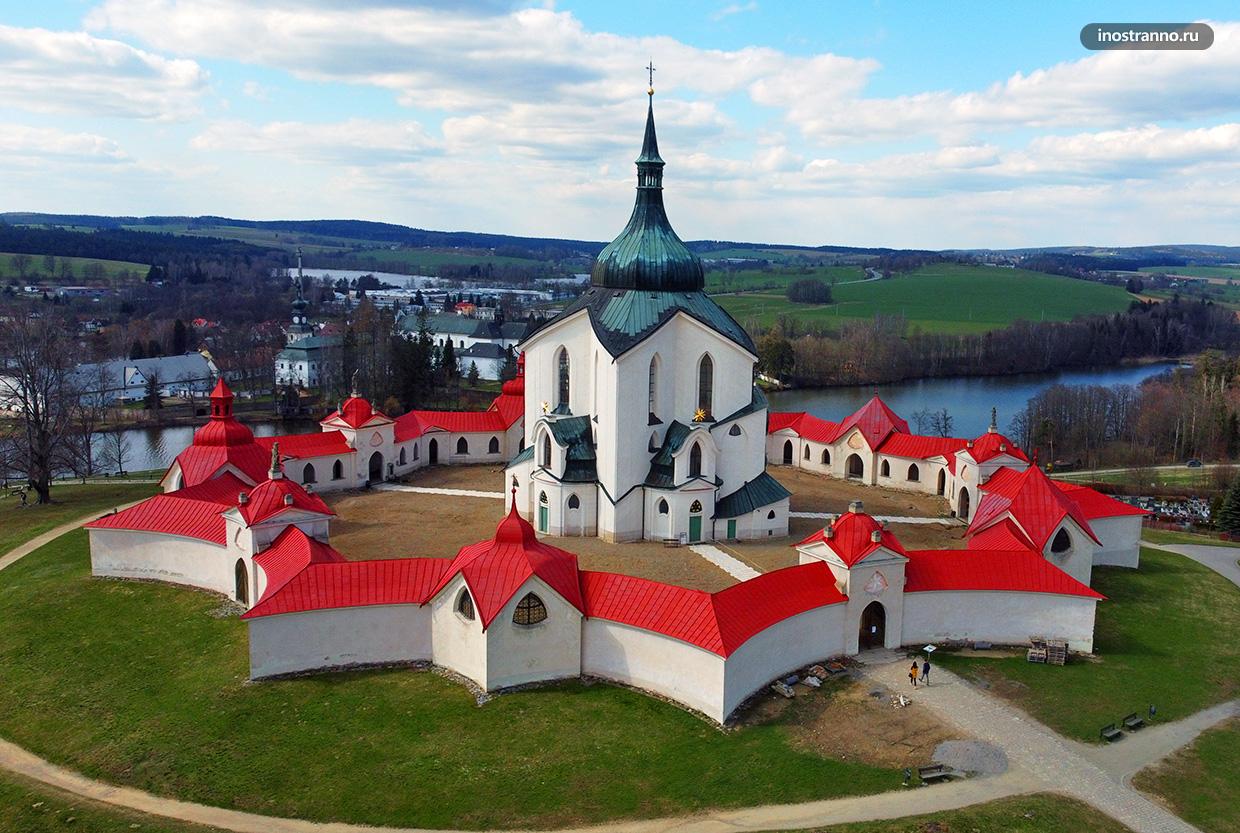Церковь Святого Иоанна Непомука в Чехии фото с дрона