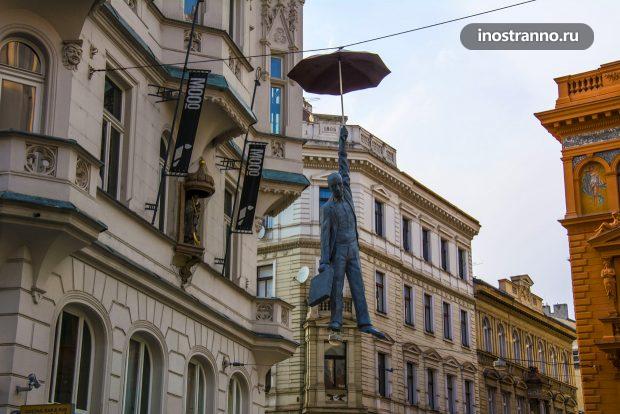 Скульптура подвешенный человек в Праге