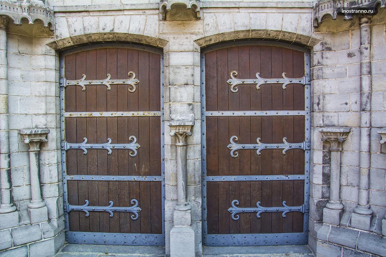 Историческая дверь в Брюгге