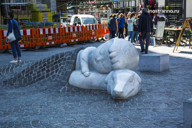 Скульптура мальчика с собакой в Антверпене