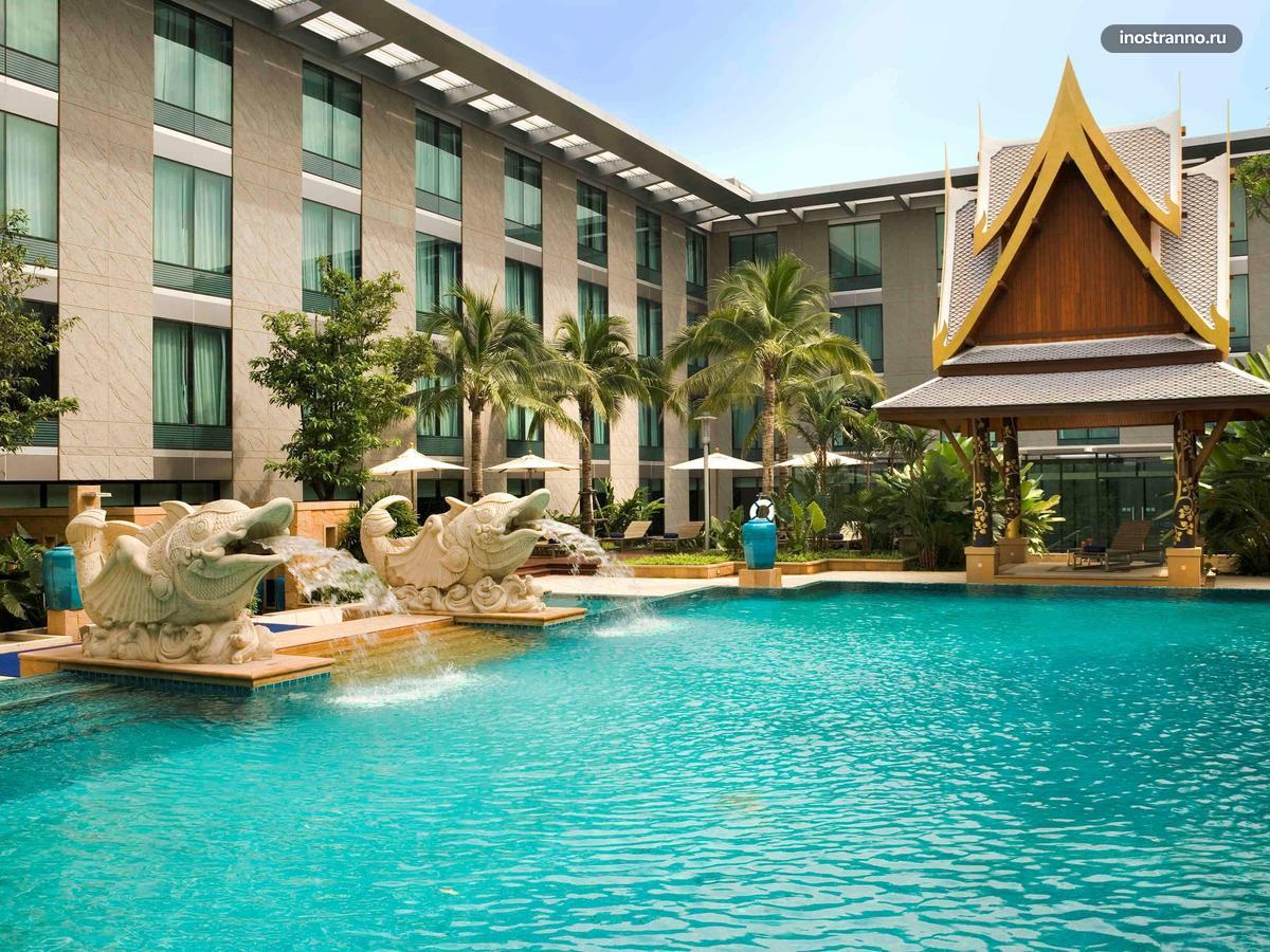 Novotel и бассейн в аэропорту Бангкока