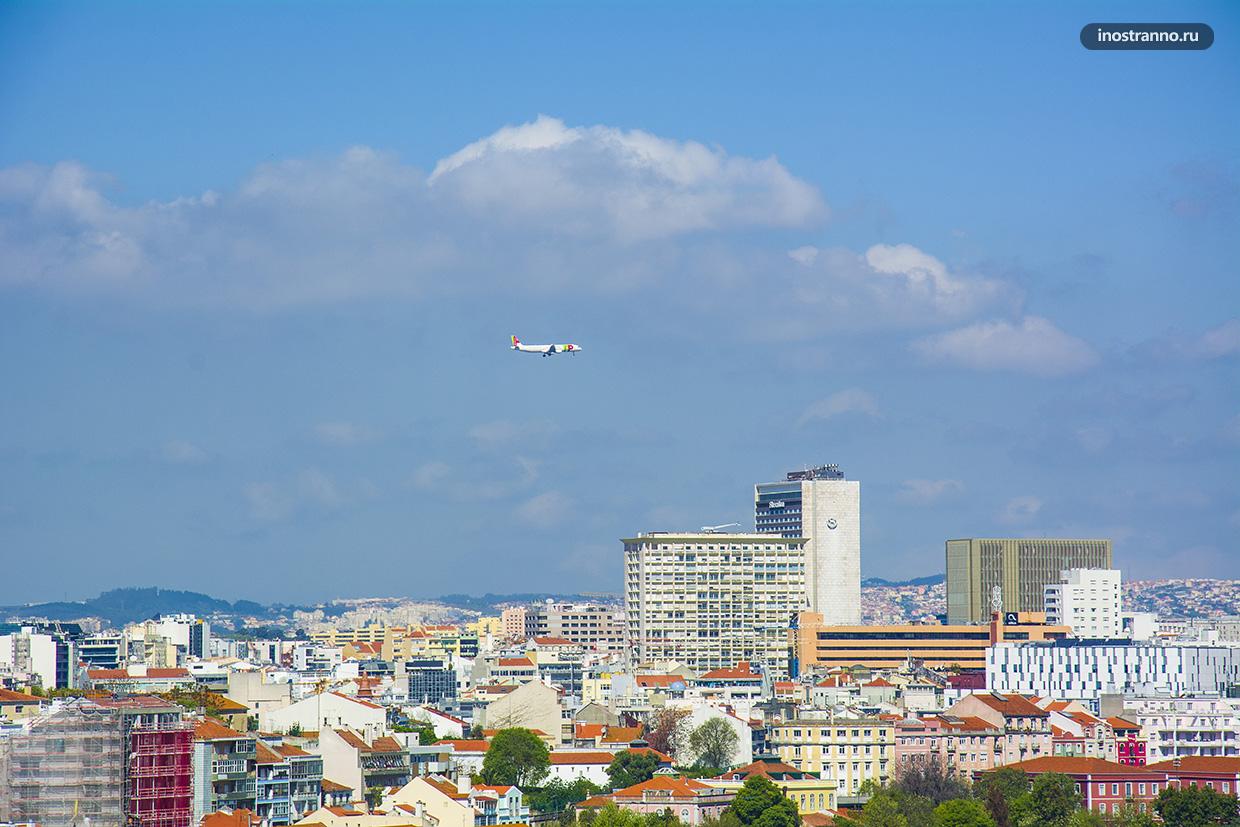 Самолет TAP Air Португал заходит на посадку