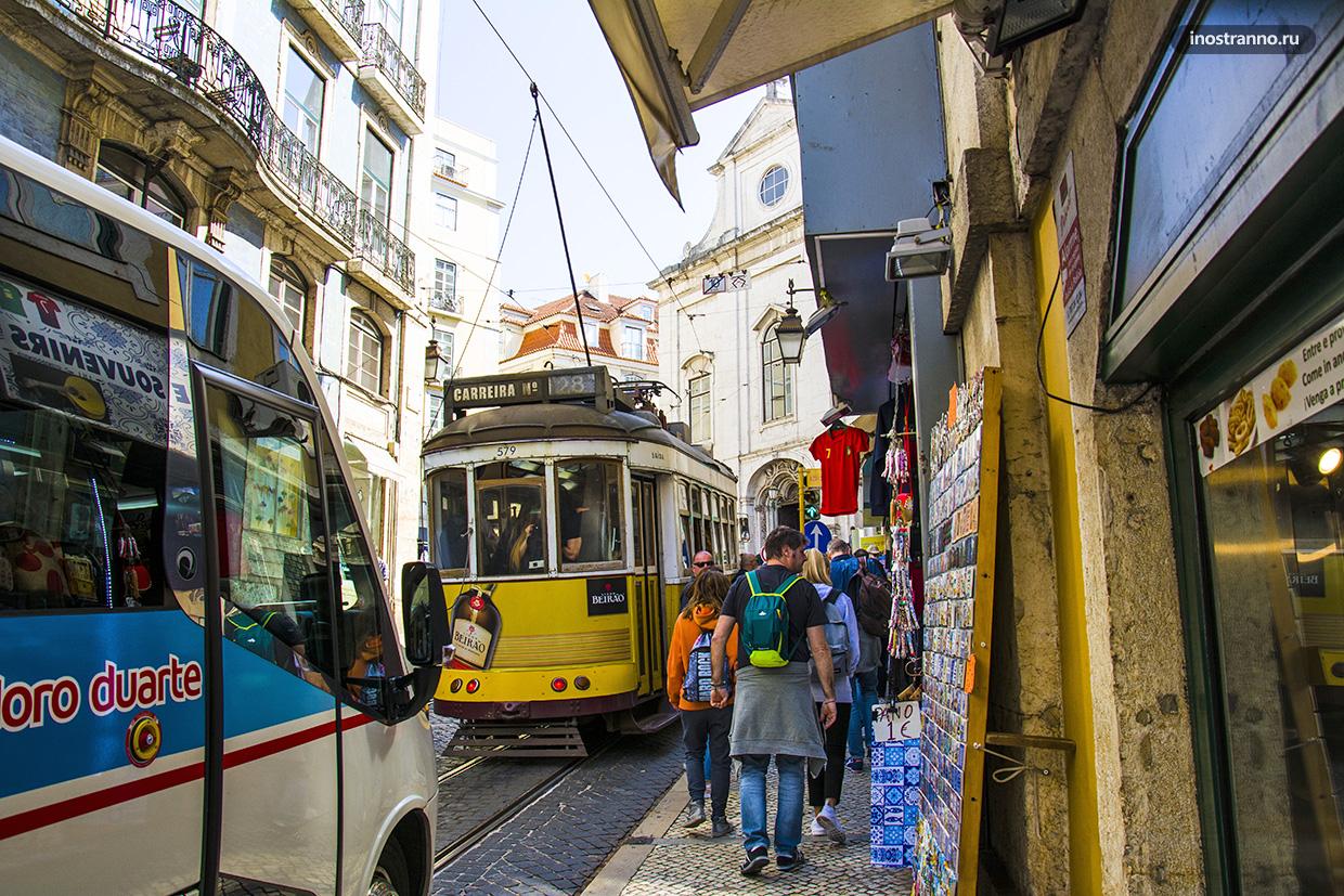Трамвай на улице в Лиссабоне