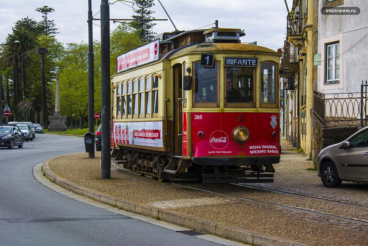 Винтажный трамвайчик в Португалии