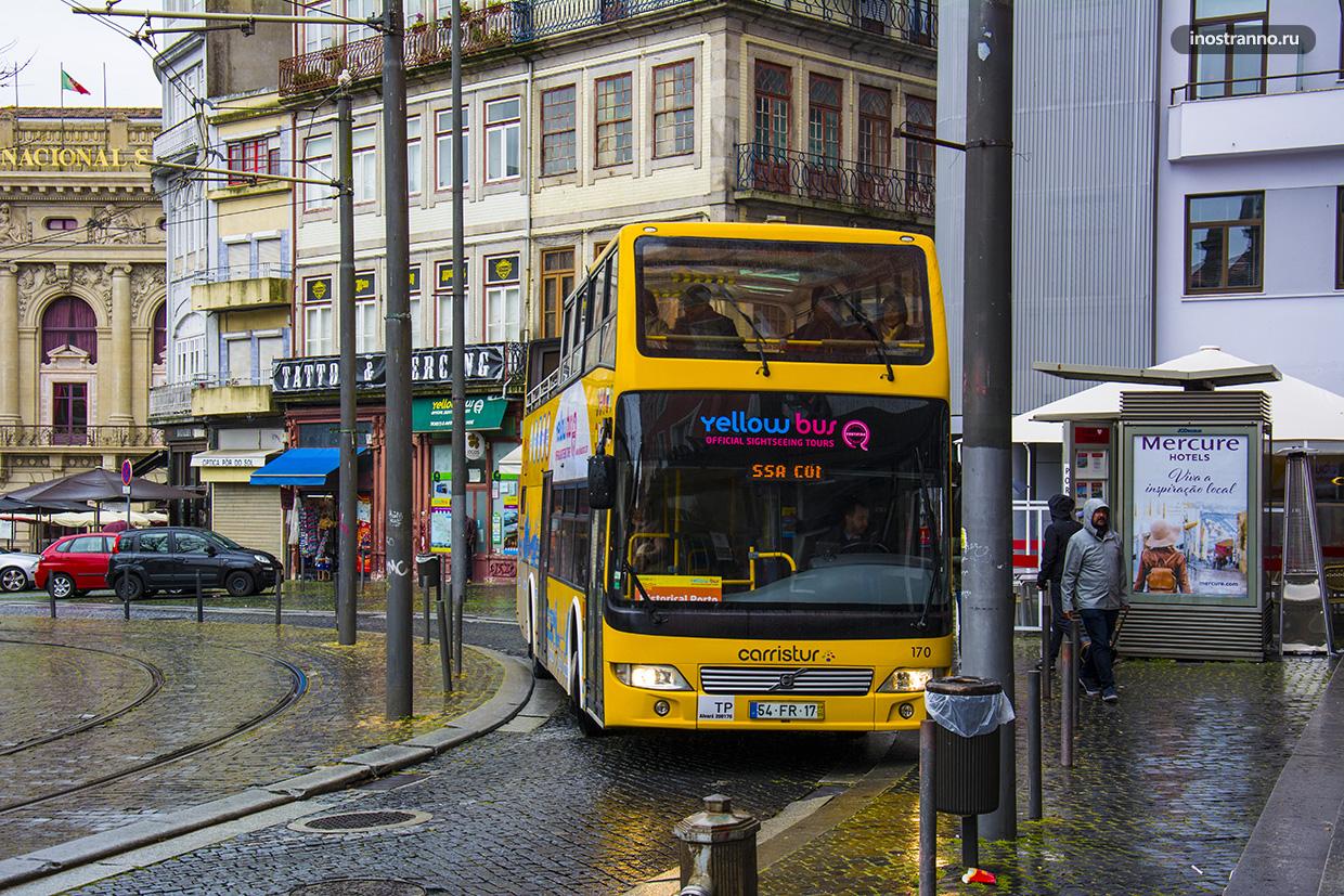 Желтый автобус Hop on в Порту