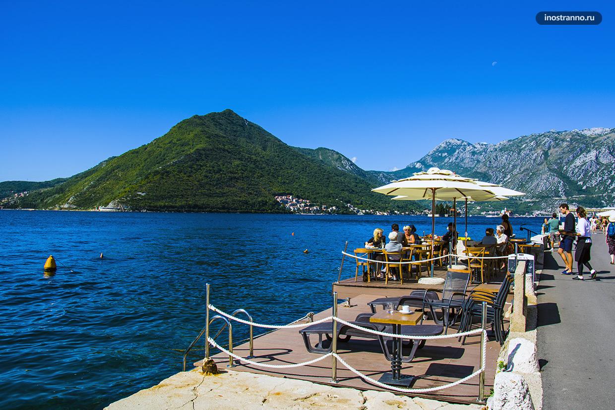 Ресторан с видом на море в Перасте