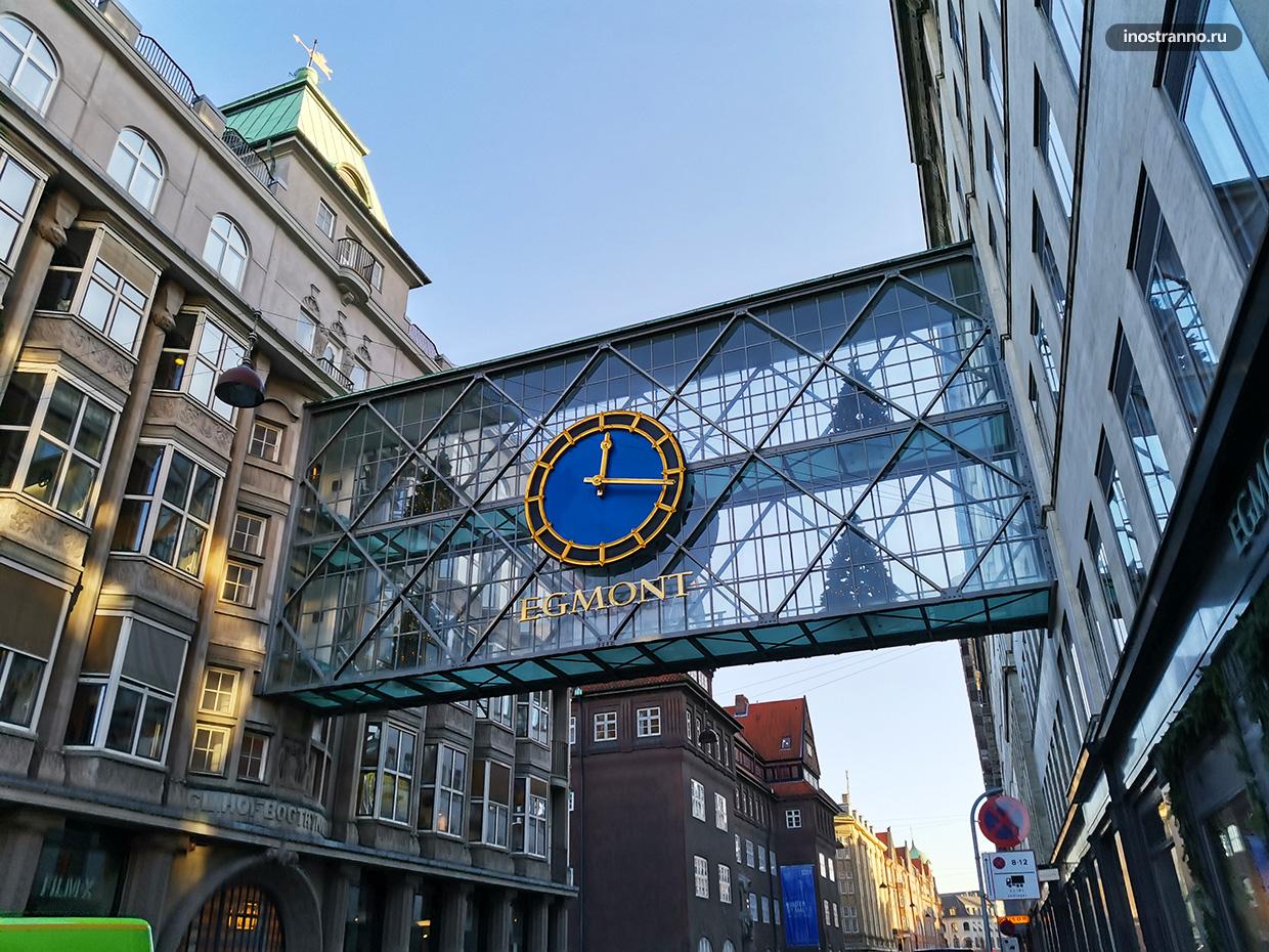 Большие настенные часы в Копенгагене