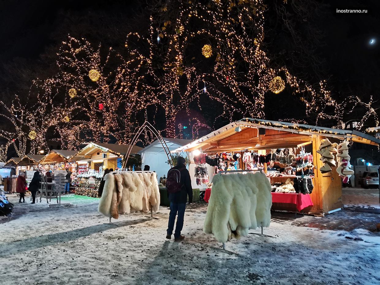 Рождественский рынок в Будапеште ночью