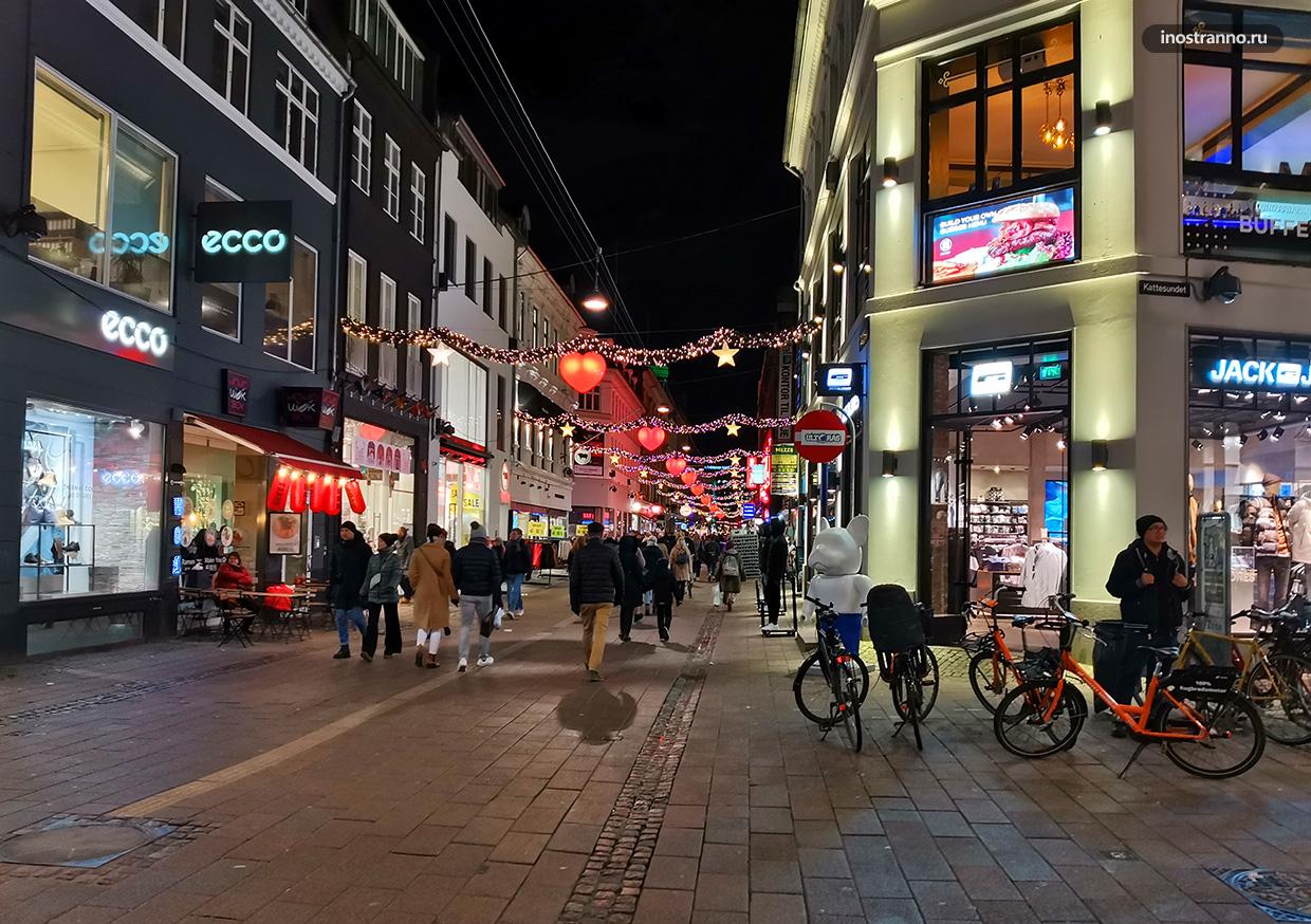 Пешеходная улица Stroget в вечернее время