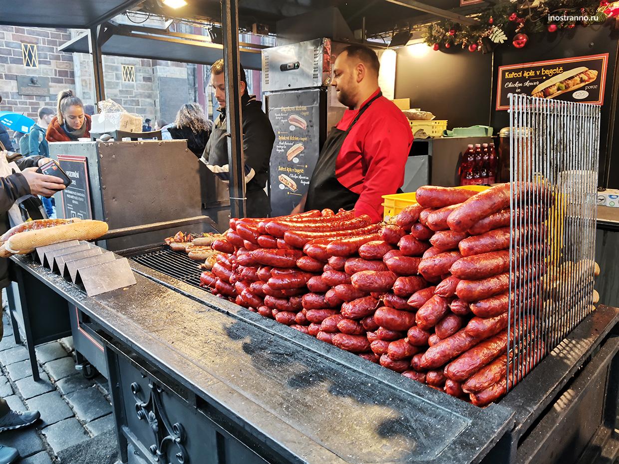 Колбаски на рынке в Праге
