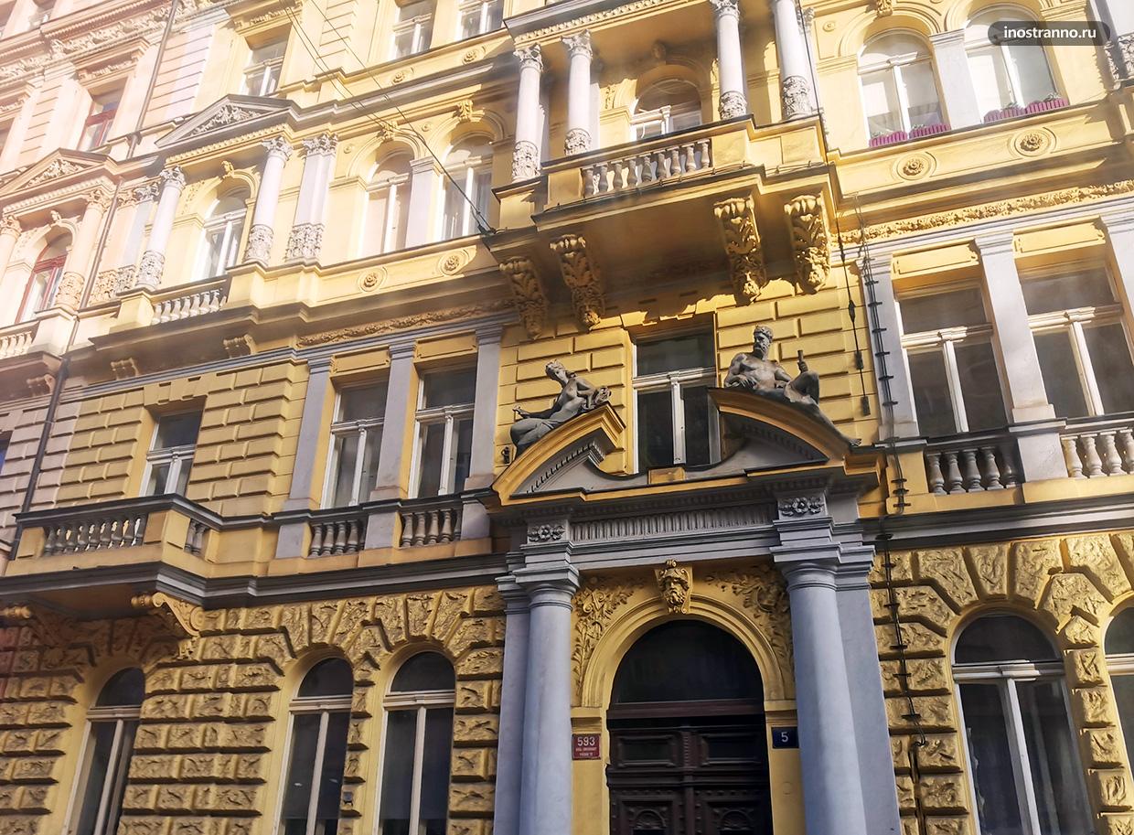 Красивый фасад дома в Праге
