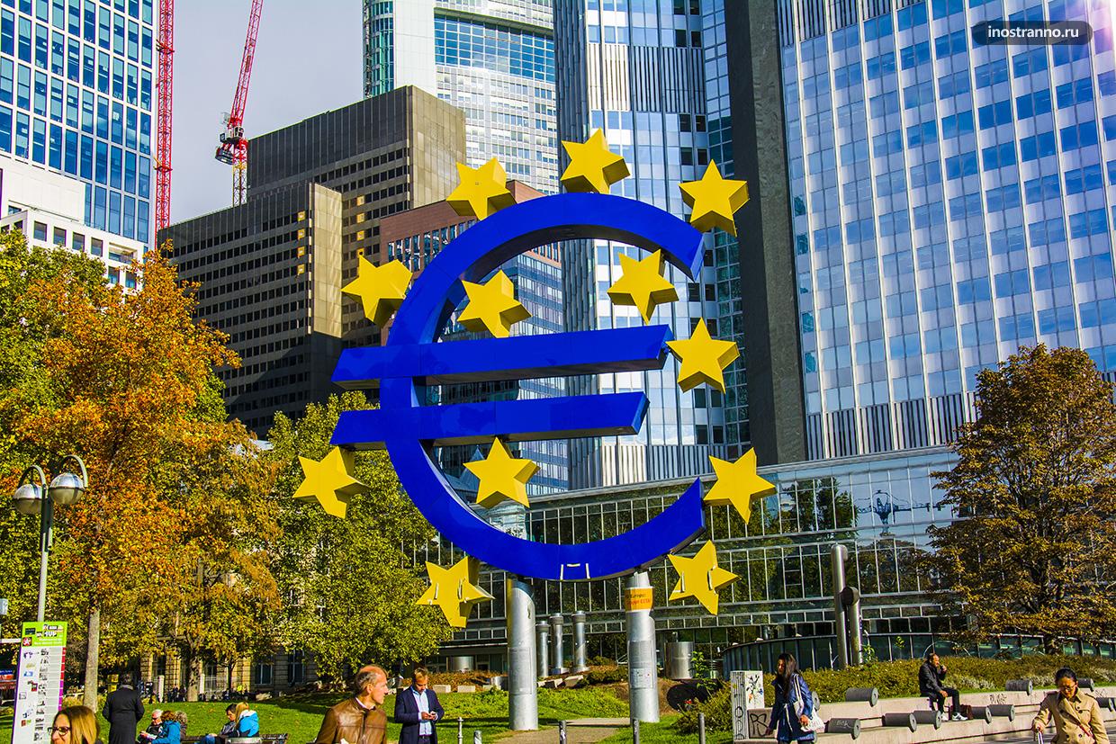 Скульптура евро в банковском квартале Франкфурта