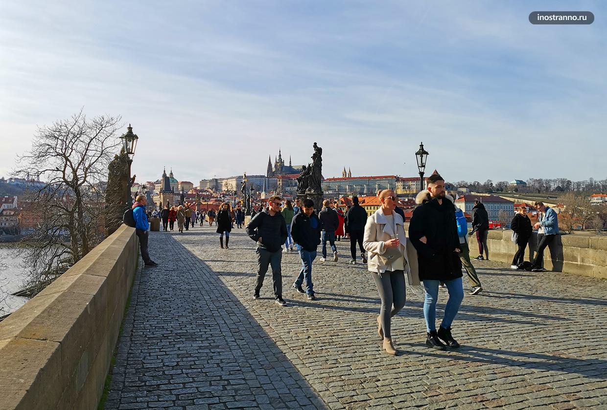 Карлов мост в Праге весной