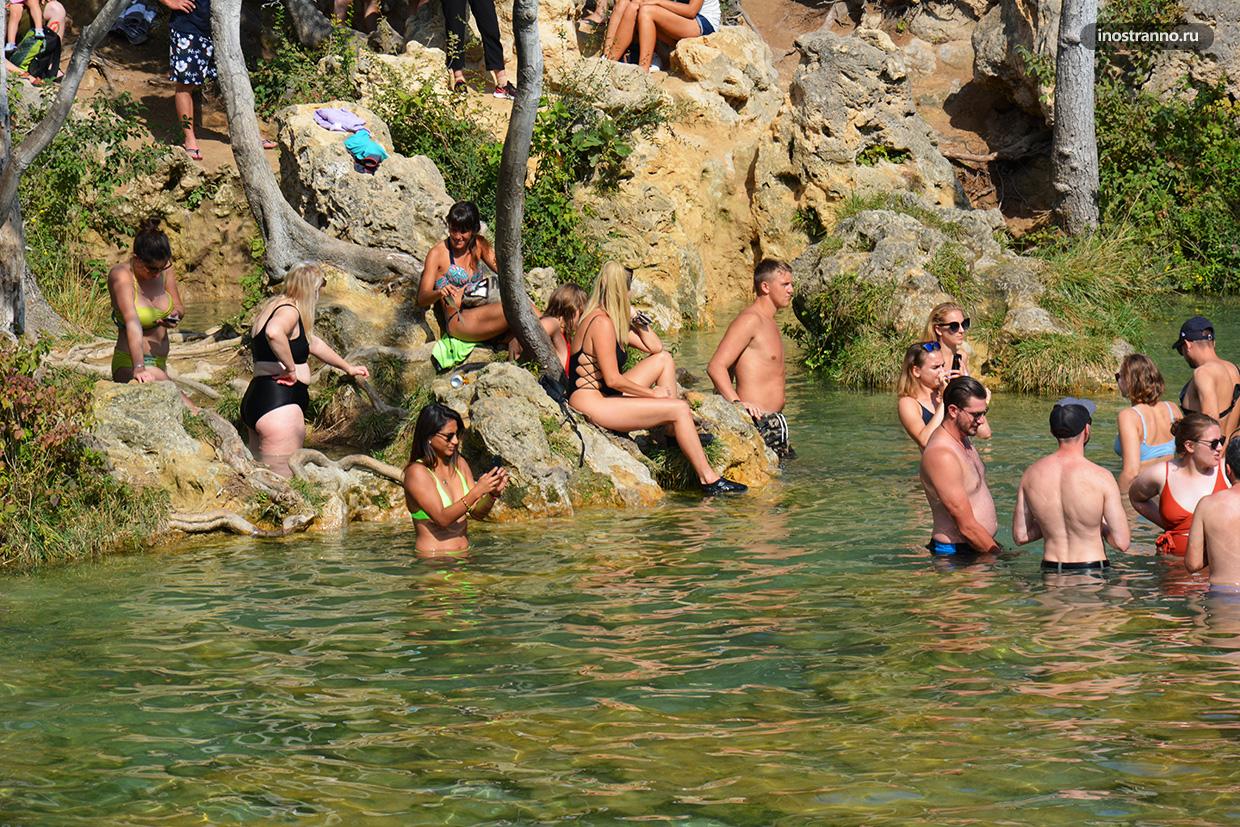 Девушки в Хорватии красивые на пляже загорают и купаются без одежды