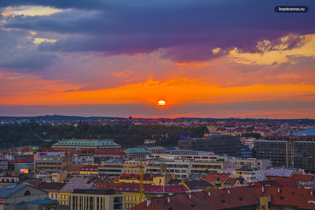 Красивый закат в Праге
