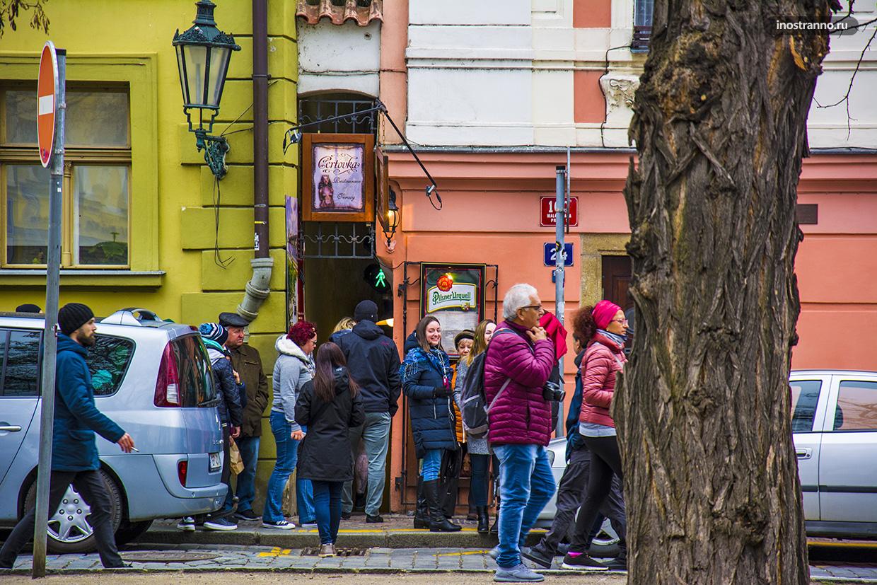Самая узкая улица в Праге