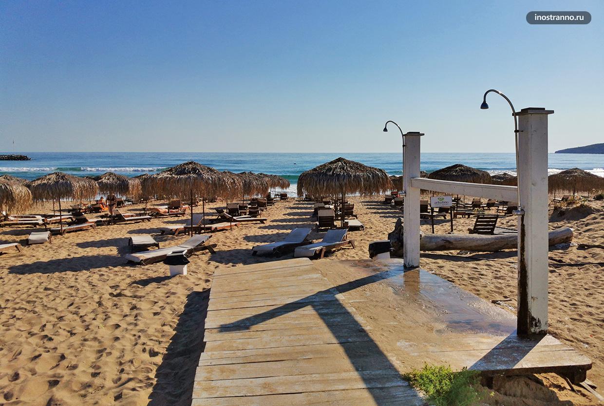 Цивилизованный романтичный пляж в Болгарии