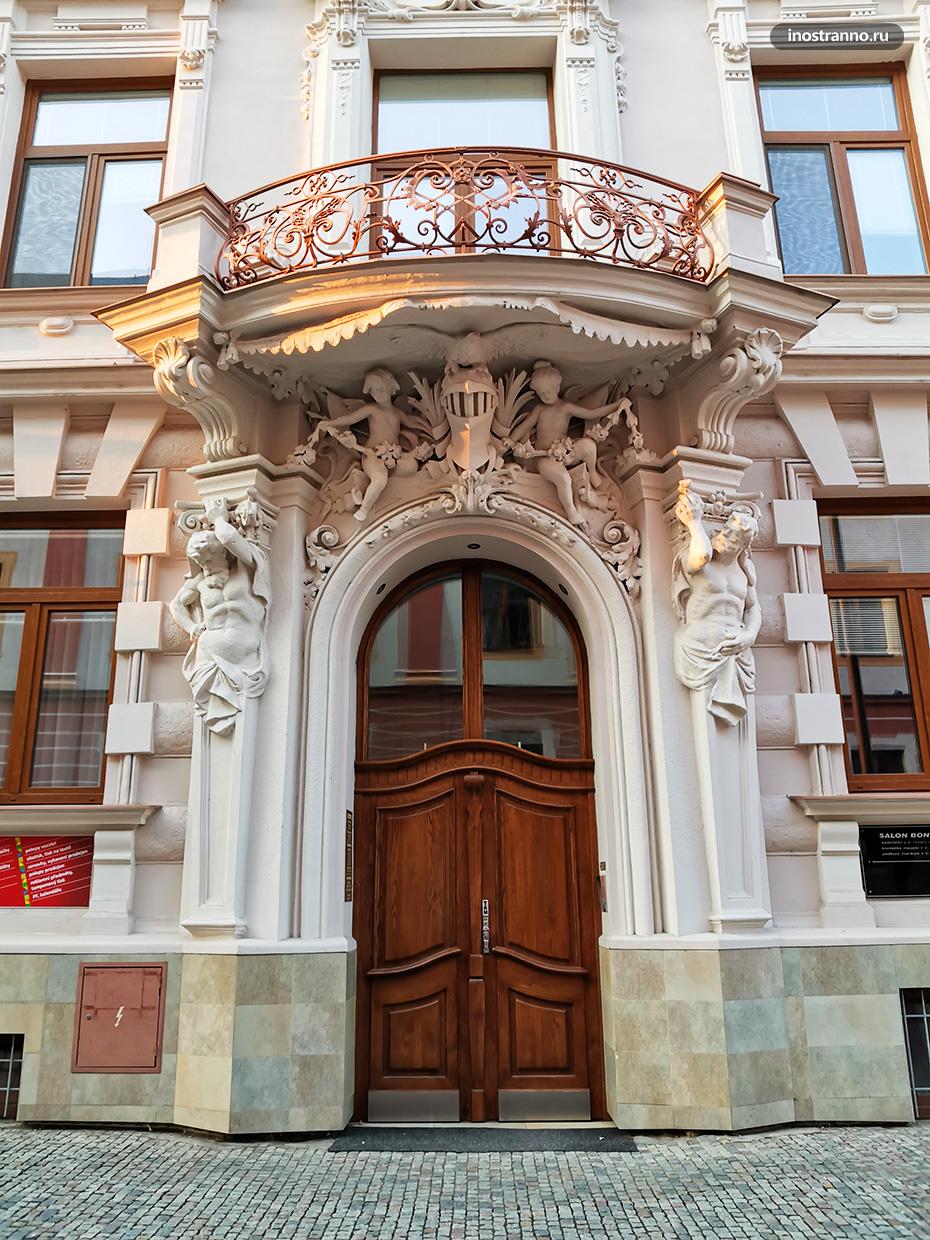Красивые двери во дворец в Чехии
