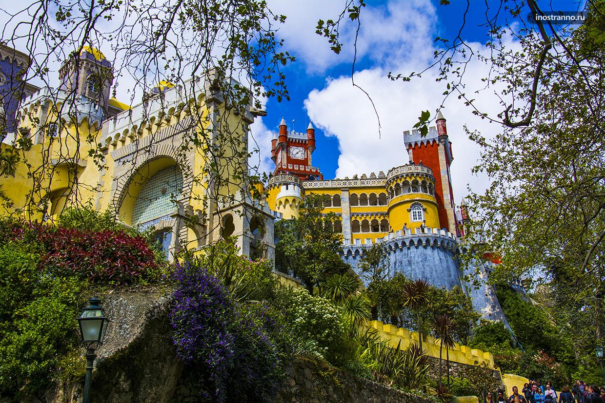 Сказочный дворец Пена в Португалии