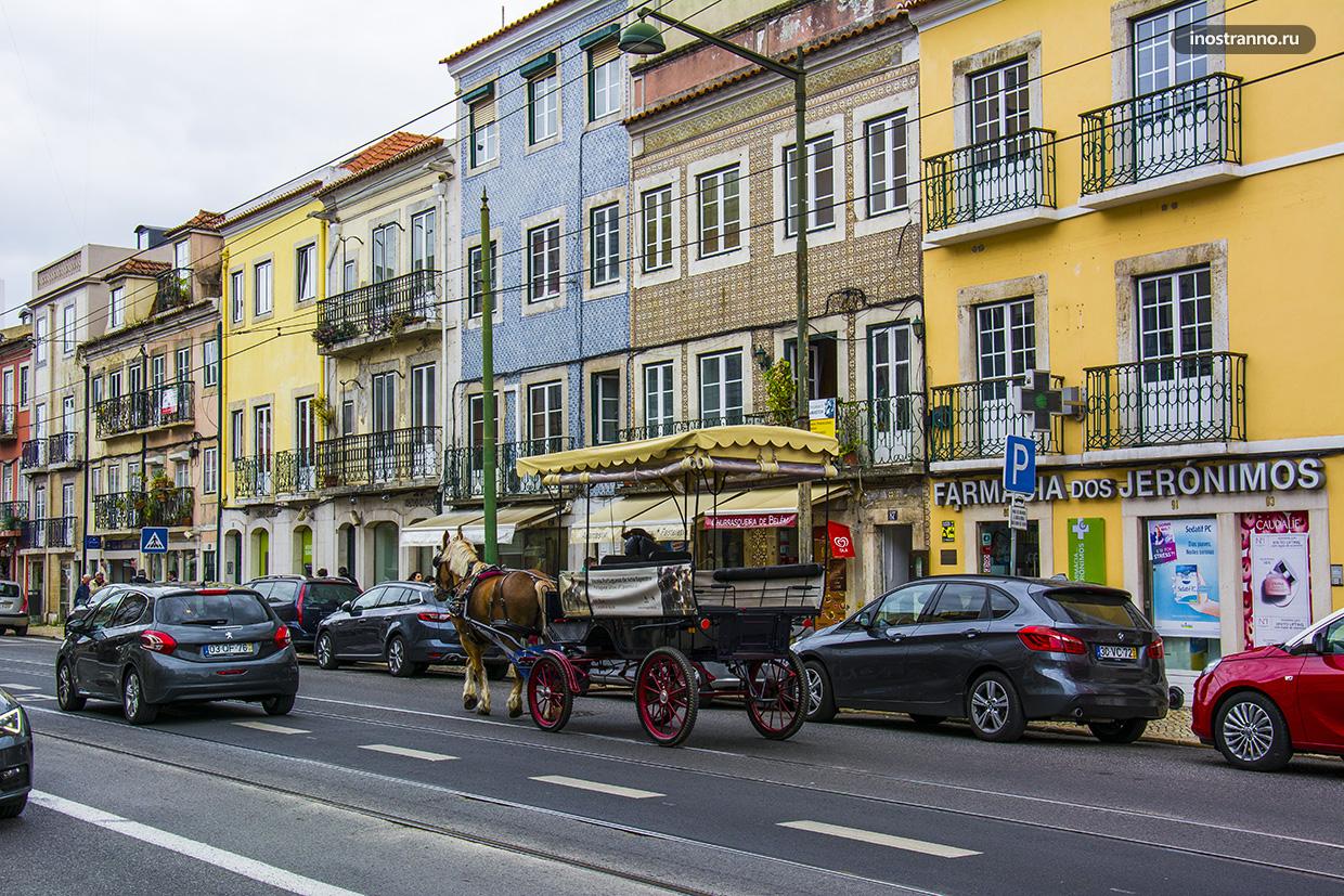 Яркая португальская улочка