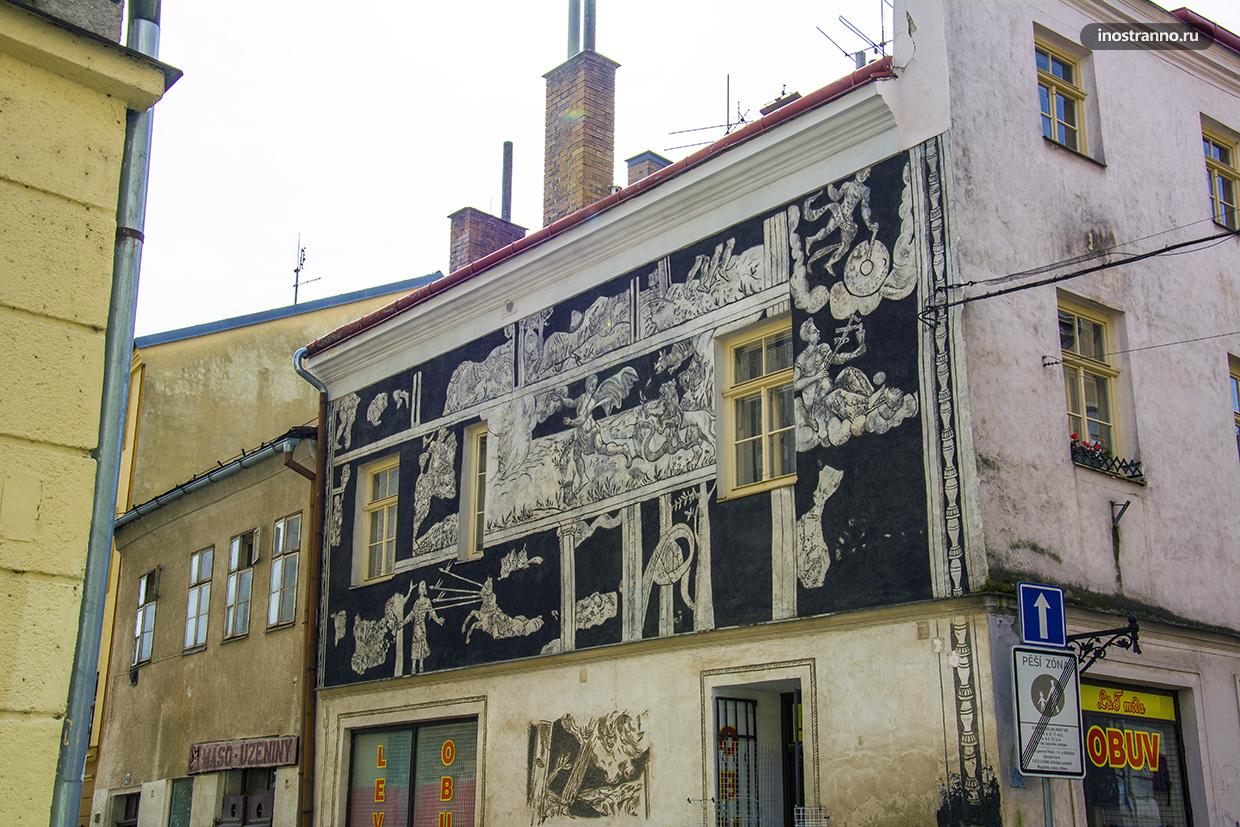 Здание и старинный дом в Чехии