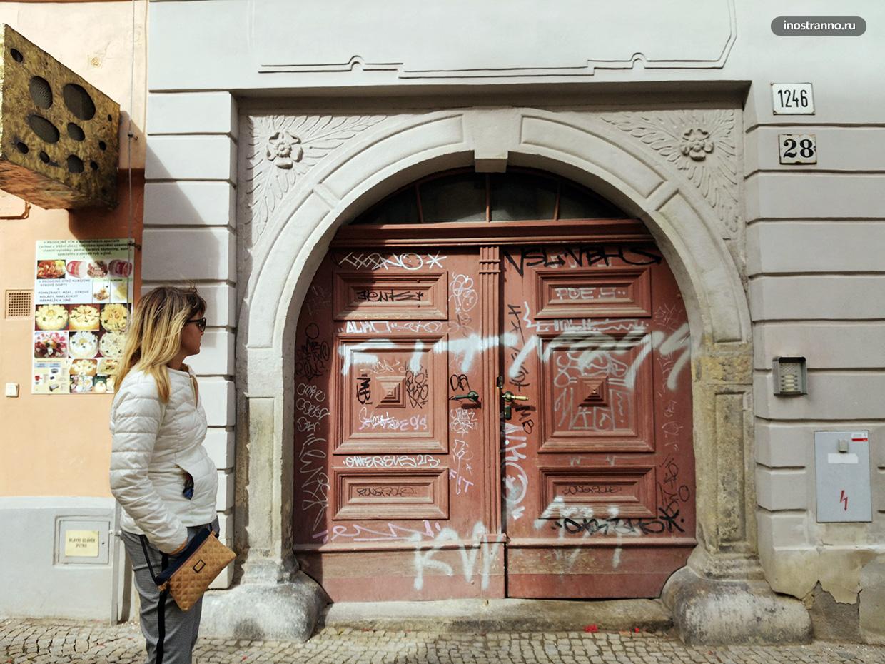 Испорченные двери граффити