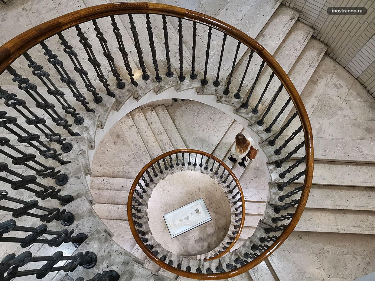 Красивая лестница во дворце в Будапеште