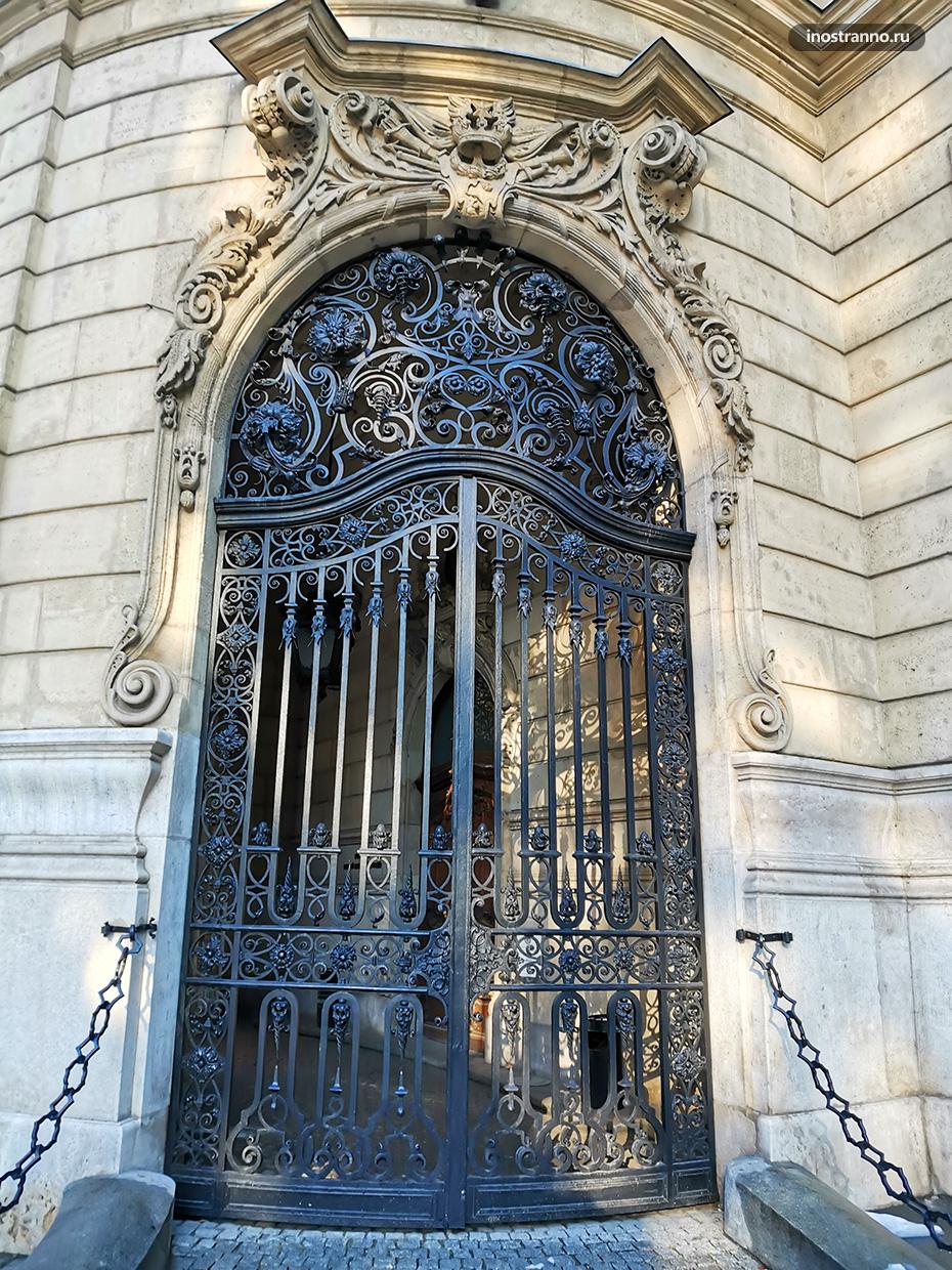 Массивные двери в Будапеште